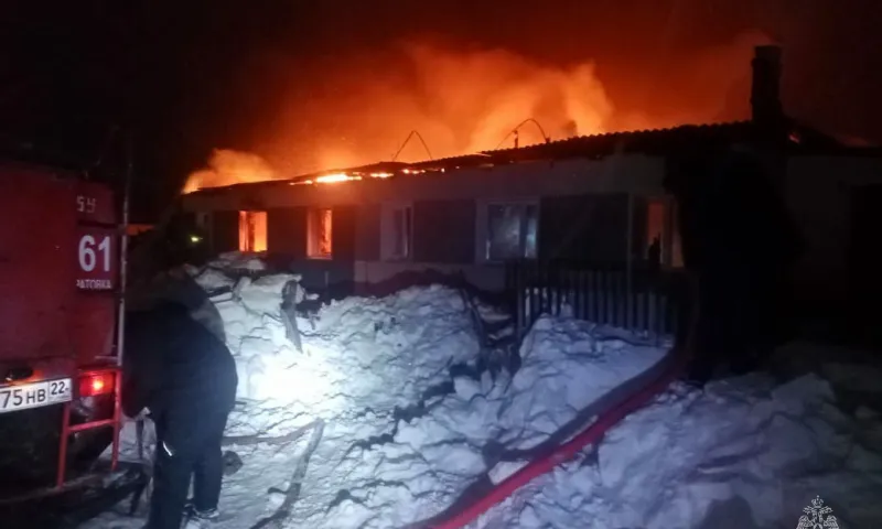Трёхквартирный дом сгорел в селе в Алтайском крае