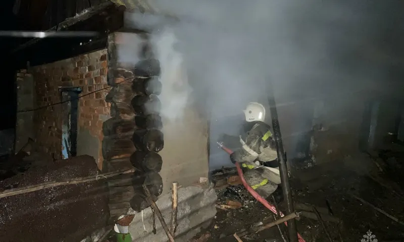 Тело пенсионера нашли под обломками крыши сгоревшего дома в селе Калмыцкие Мысы