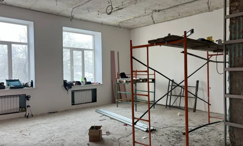 Сразу в нескольких общественных зданиях Рубцовска проводят капремонт
