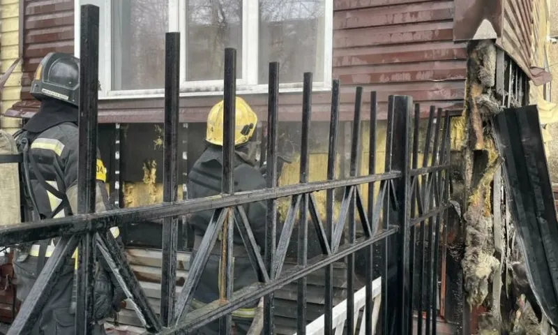 70 человек эвакуировали из горящего общежития в Барнауле