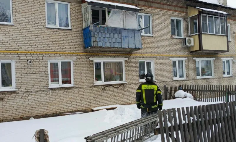 Пожарные спасли двухгодовалого ребёнка из запертой квартиры в Алтайском крае