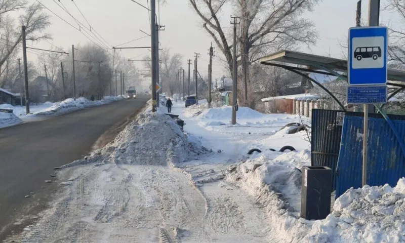 Коммунальщики продолжают чистить улицы от снега и наледи в Рубцовске