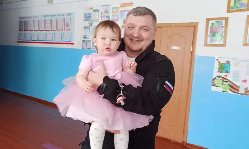 Алтайские дорожники поздравили спасённую ими малышку с первым днём рождения
