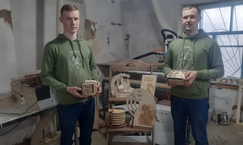 Два брата из Славгорода создают из обычной фанеры уникальные изделия 
