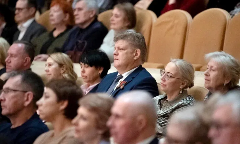Полпред президента России в СФО посетил концерт Кубанского казачьего хора, приуроченный к 80-летию Победы в Великой Отечественной войне
