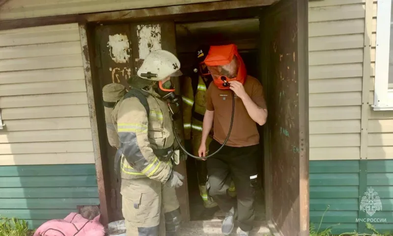 Пожар в многоквартирном доме из-за курильщика потушили в Алтайском крае