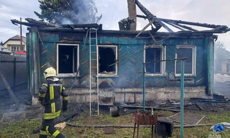 Почти 30 человек тушили пожар в частном доме в Барнауле