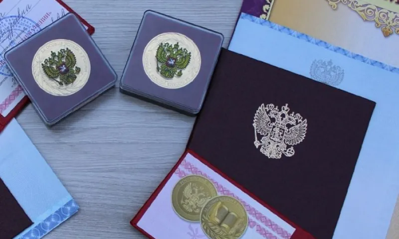 Около 500 выпускников получили красные аттестаты и медали за отличную учёбу в Барнауле