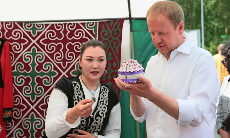 Виктор Томенко встретил День России на фестивале культур на «Бирюзовой Катуни»