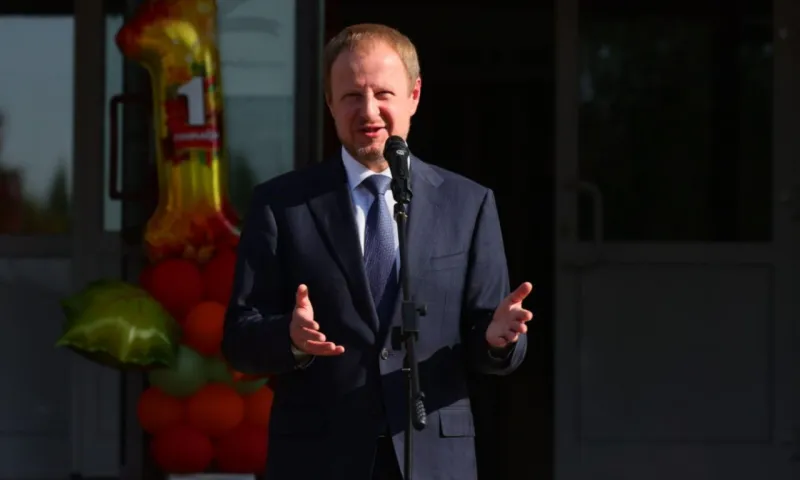 В День знаний Виктор Томенко посетил торжественную линейку в барнаульской школе № 126