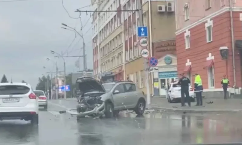 Серьезная авария с участием автомобиля ДПС произошла в центре Барнаула
