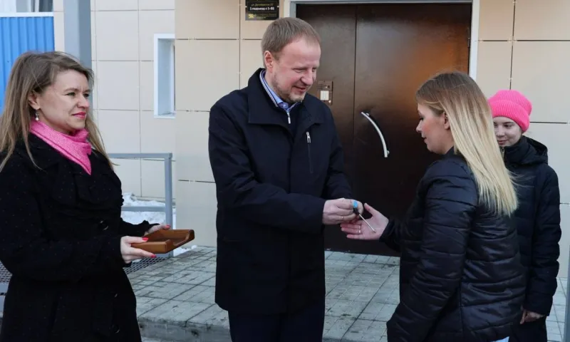 Виктор Томенко вручил ключи от квартир детям-сиротам в Бийске