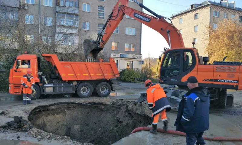 Росводоканал устраняет повреждение в центре Барнаула