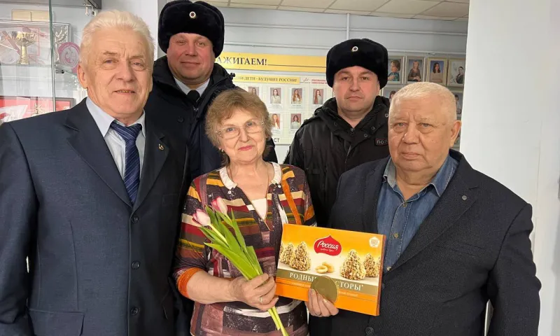 Ветераны и сотрудники транспортной полиции Алтая провели акцию «8 Марта в каждый дом!»