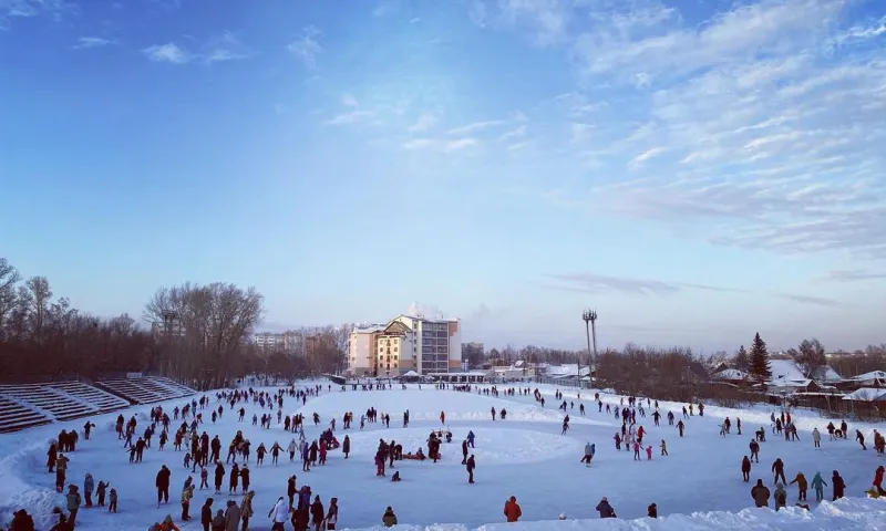 В Барнауле открылся ледовый каток «Клевченя»