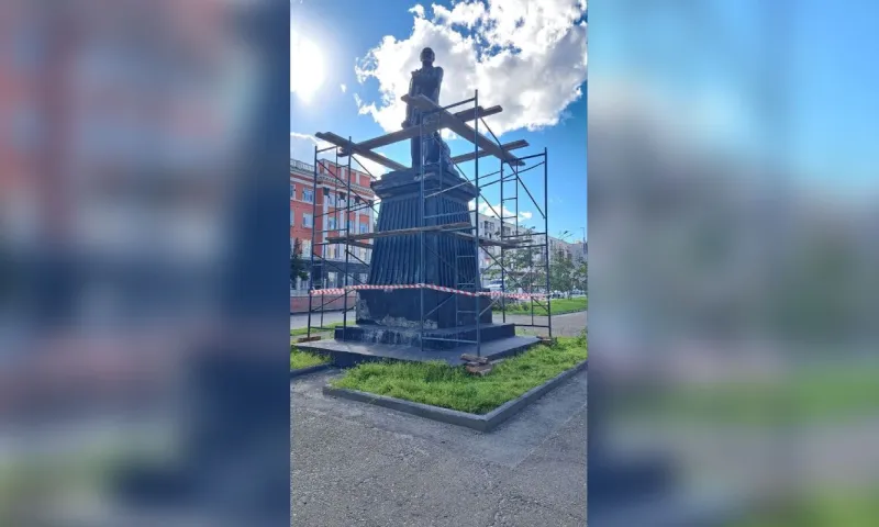 Возле памятника Ленину в Барнауле установили строительные леса