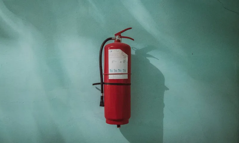 МЧС предупреждает жителей Алтайского края об аферистах, продающих огнетушители