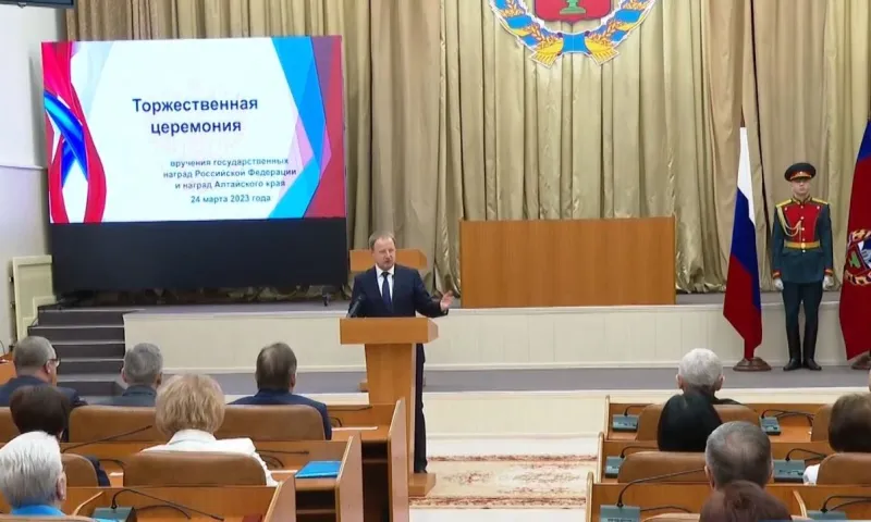 25 государственных наград и 16 краевых вручили сегодня в правительстве Алтайского края