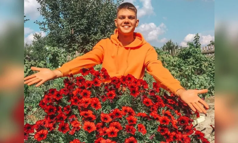 Молодой рубцовчанин купил дачу, чтобы выращивать цветы