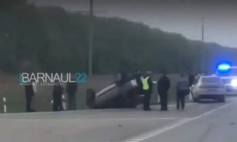 Автомобиль перевернулся на крышу на барнаульской трассе
