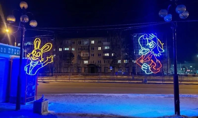 Герои из «Ну, погоди!» и гирлянды: Барнаул начали украшать к Новому году