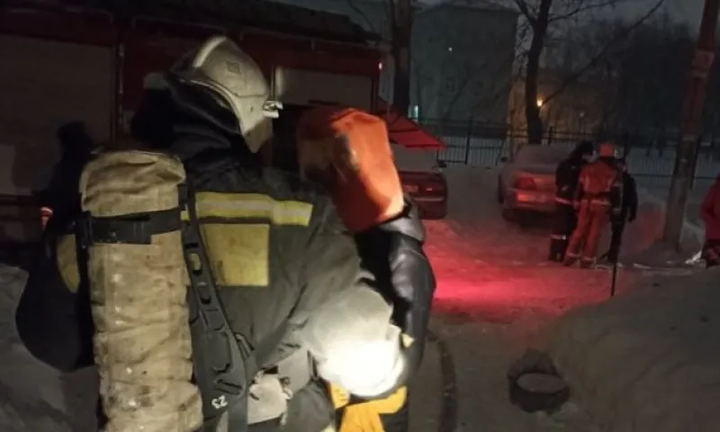 Десять человек спасли из пожара в Барнауле