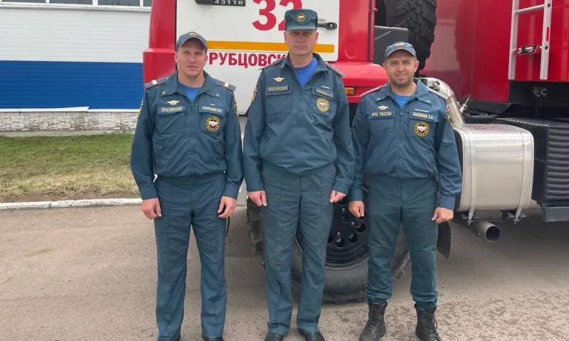 Рубцовские пожарные спасли трёх людей из горящей квартиры