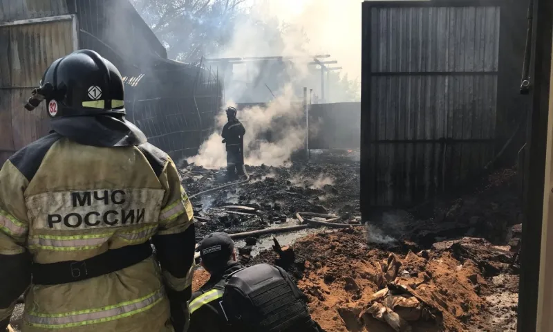 Барнаульские пожарные эвакуировали из опасной зоны два газовых баллона