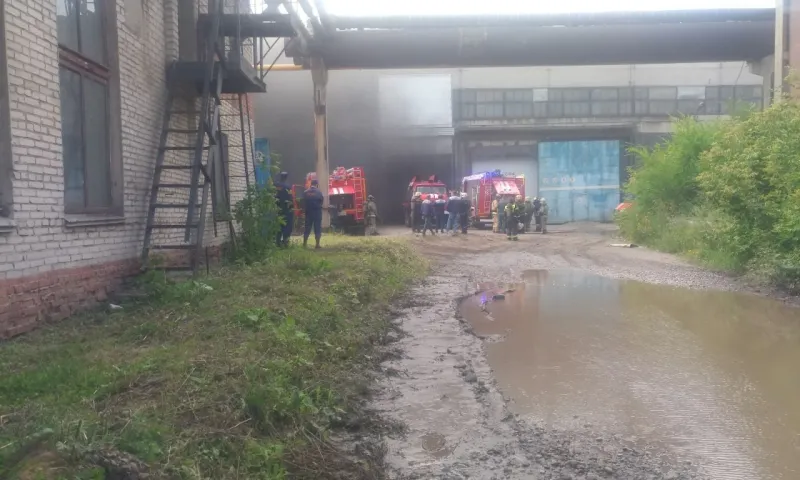 Пожарные устраняют возгорание в Барнауле