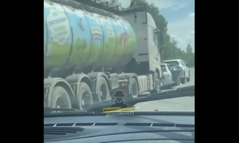 Массовое ДТП произошло на Змеиногорском тракте в Барнауле