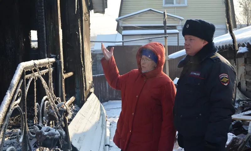 Полицейские спасли трех людей при пожаре в Барнауле