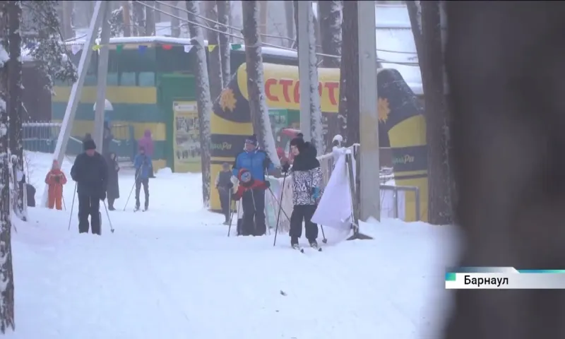 Барнаульцы в новогодние выходные выходят на лыжные пробежки