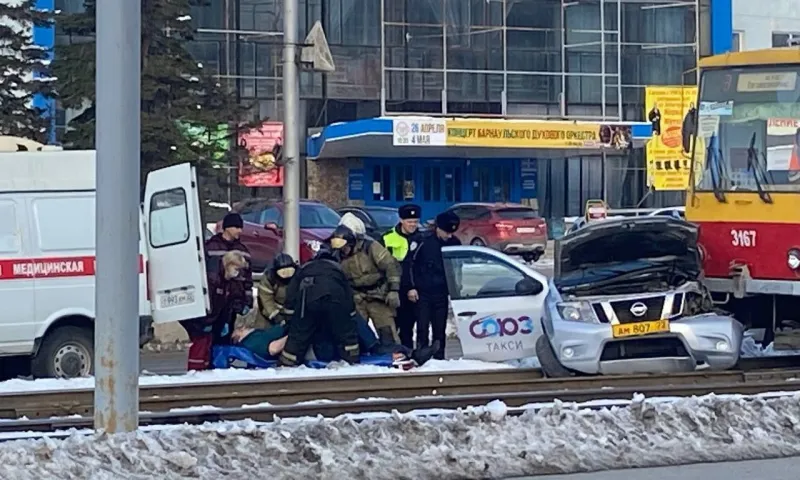 В Барнауле произошла авария на пересечении проспекта Ленина и улицы Аносова