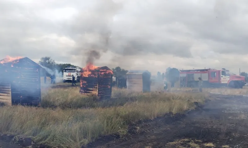 Пожарные провели эксперимент и подожгли деревянные постройки в Камне-на-Оби 