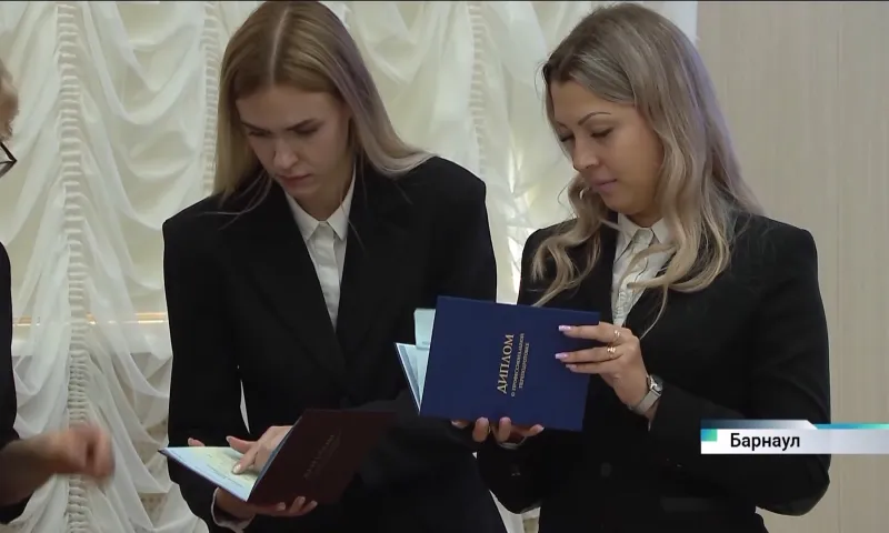 Выпускникам Президентской программы подготовки управленческих кадров Алтайского края вручили дипломы и награды