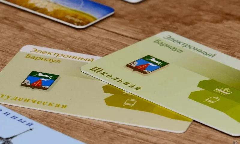 Продажи школьных и студенческих транспортных карт возобновили в Барнауле