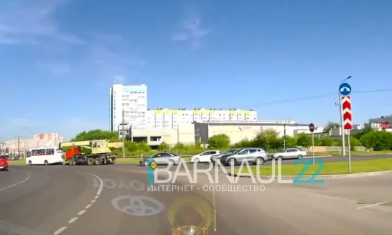 Автокран въехал в пассажирский автобус в Барнауле