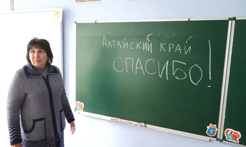 Делегация Алтайского края посетила школу в ЛНР