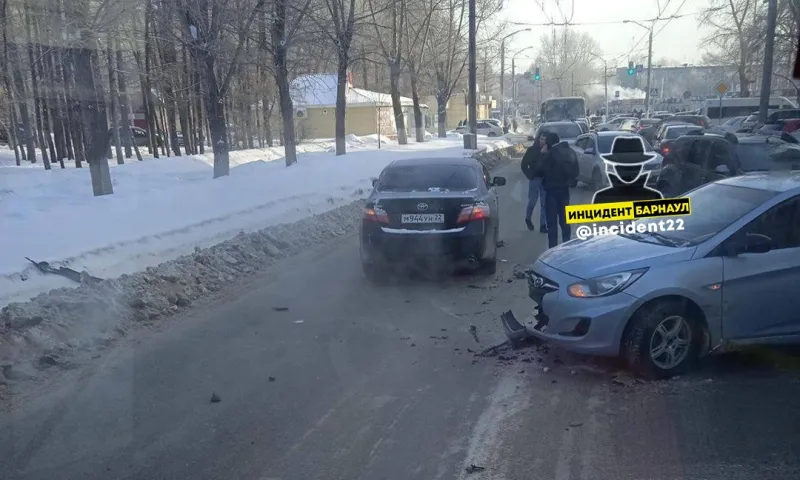Два легковых автомобиля спровоцировали пробку в Барнауле