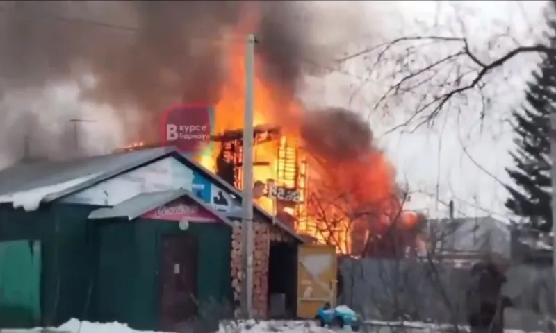 Частный дом загорелся в Барнауле в районе ВРЗ