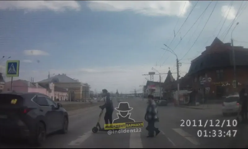 Самокатчик столкнулся с автомобилем на пешеходном переходе в Барнауле