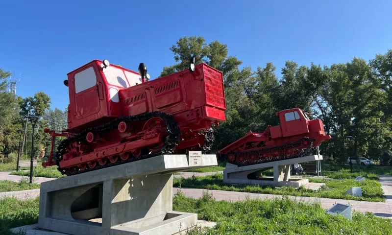 Гусеничный трактор вернули в сквер в Рубцовске 