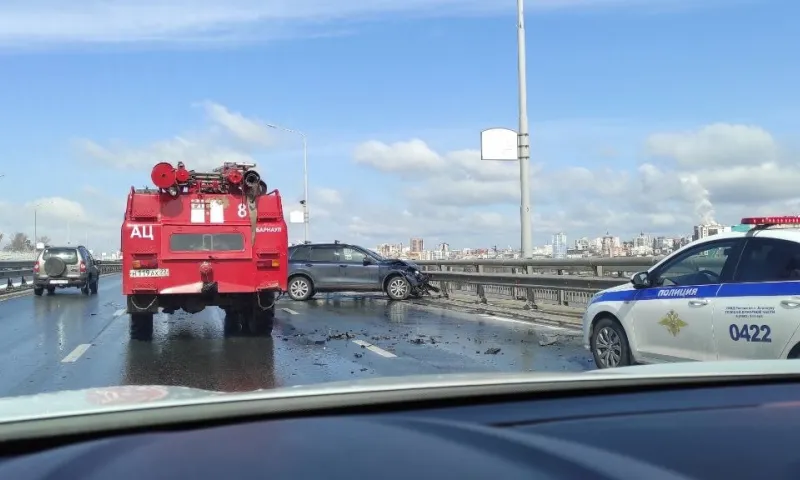 Снегопад привел к ДТП на мосту через Обь в Барнауле
