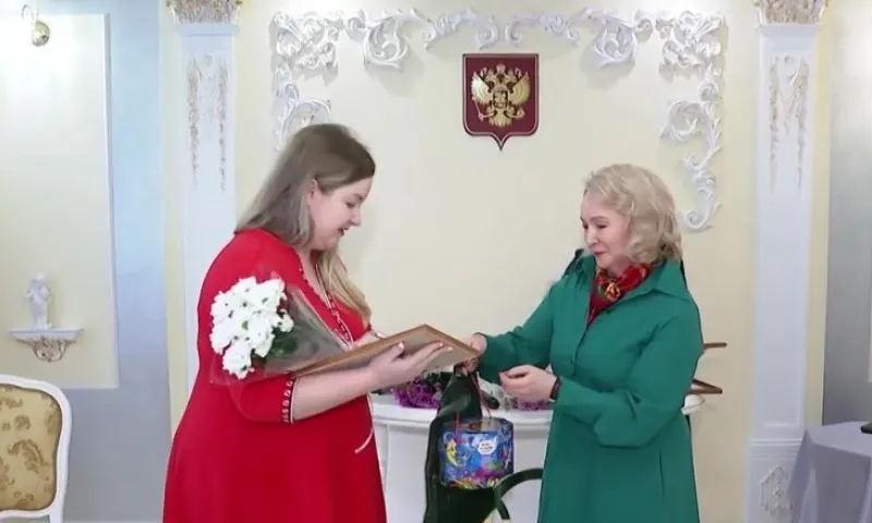 Пять многодетных мам из Ленинского района поздравили в барнаульском отделении ЗАГС № 3