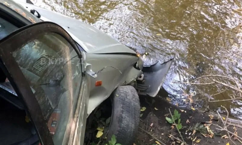 В Барнауле такси оказалось в реке после неудачного манёвра