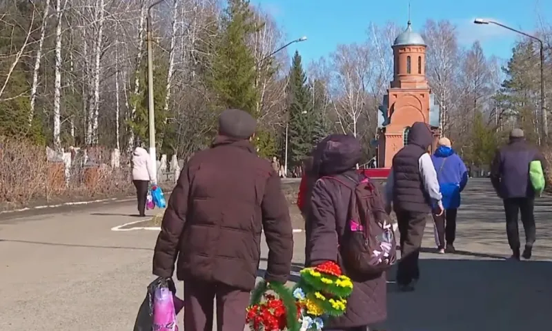 Барнаульцы почтили память ушедших близких в родительский день  