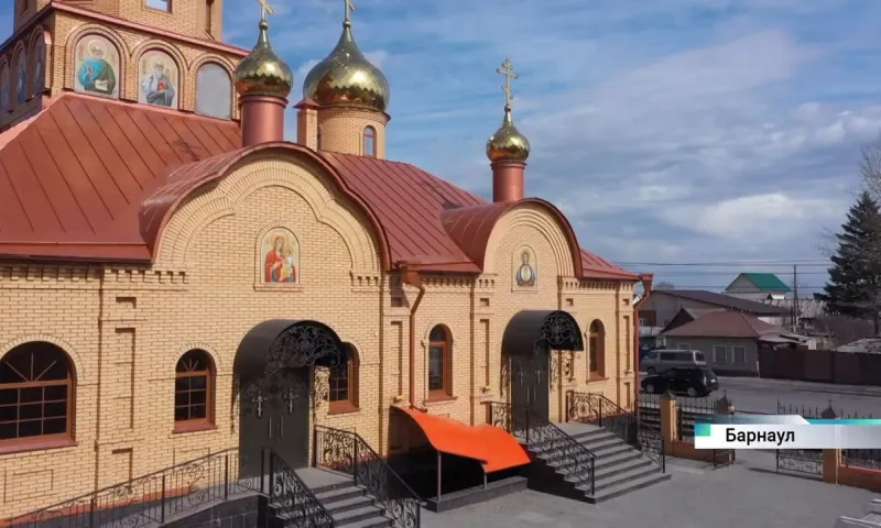 Жительница Барнаула вернула в храм старинную икону, которую в советское время спасла её бабушка