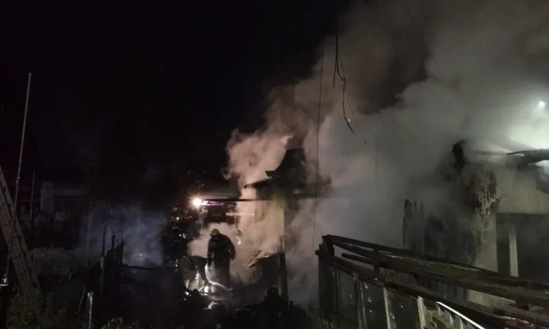 Пожар произошёл в частном доме в Барнауле