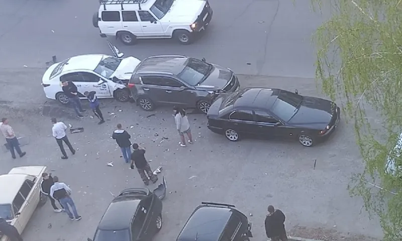 Нетрезвый таксист врезался в три автомобиля на парковке в Барнауле
