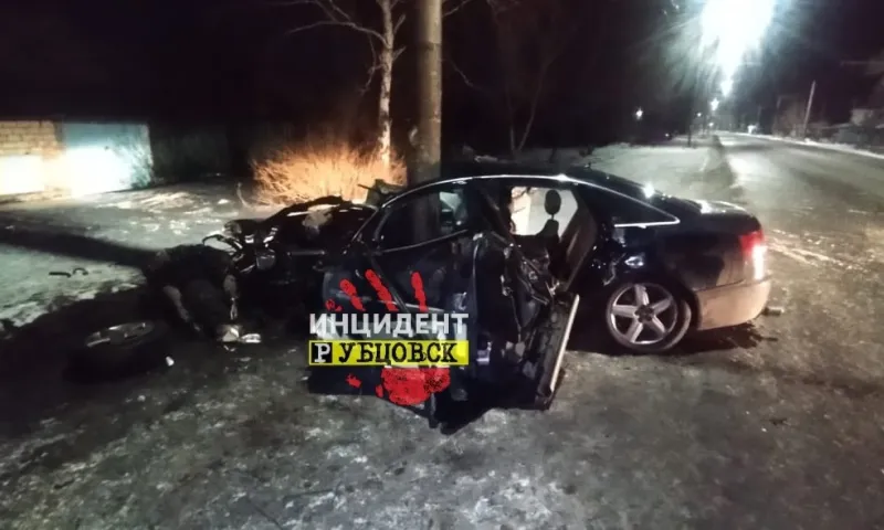 В Рубцовске легковой автомобиль столкнулся с электроопорой